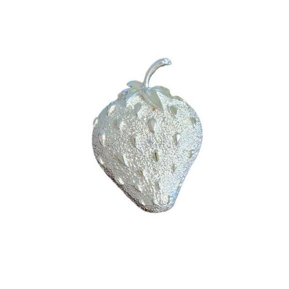 Vintage Silver Strawberry Signed Brooch Pin Small Spot On Front Flaw - Picture 1 of 4